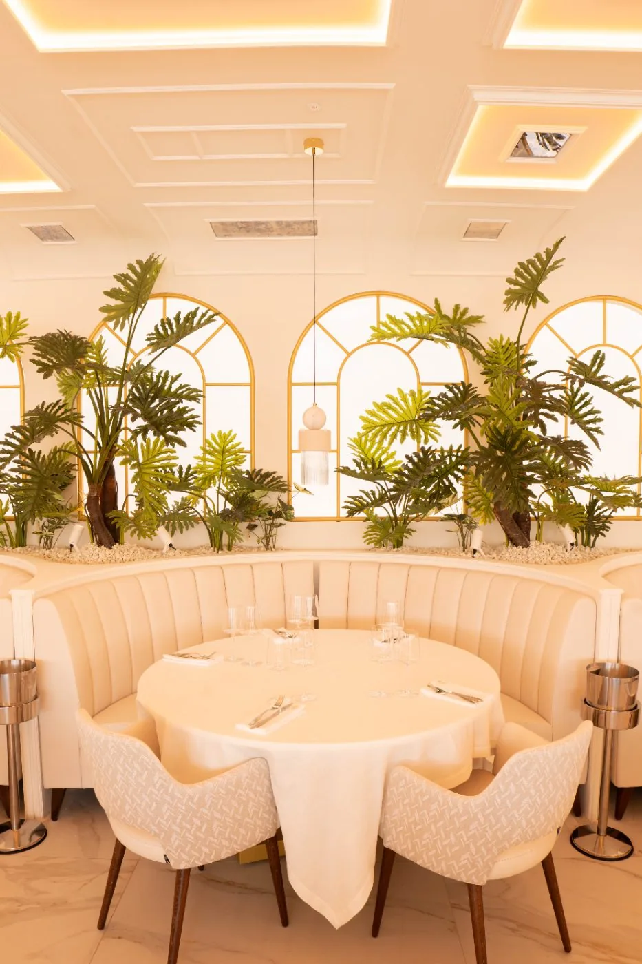 Bianco restaurant table setting